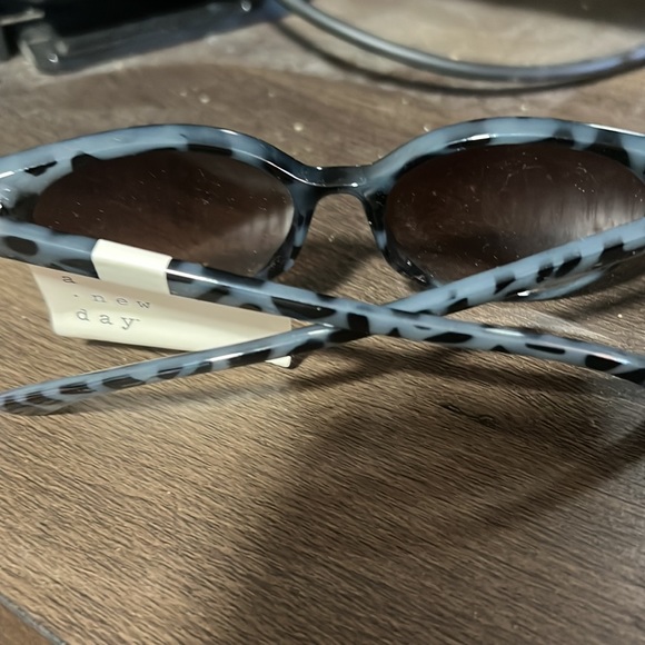 💕♣️Blue & Black Print Sunglasses NWT - Picture 4 of 6